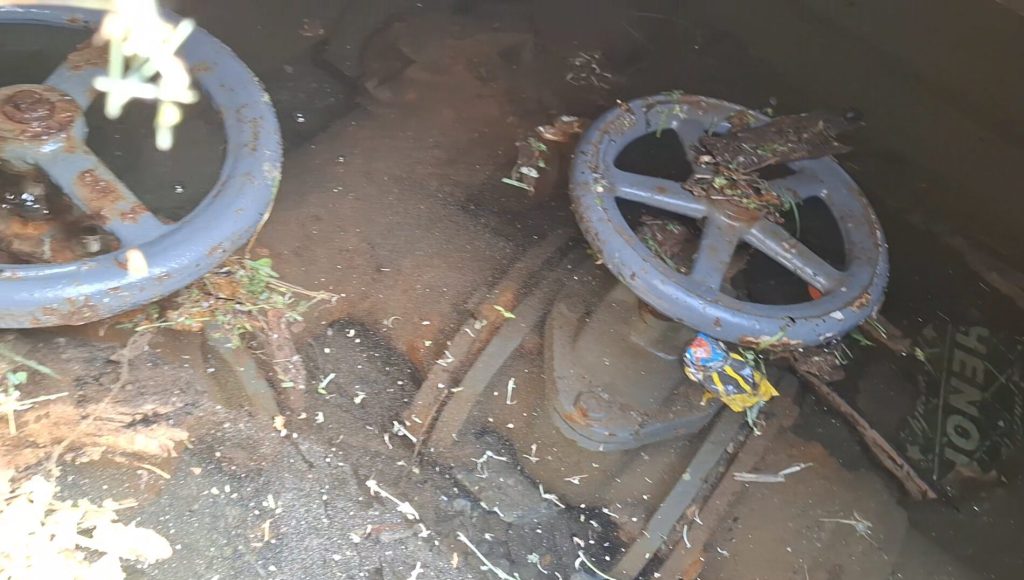 Puseta e ujit për pijë në fshatin Zherovjan  me muaj të tërë pa kapak mbrojtës