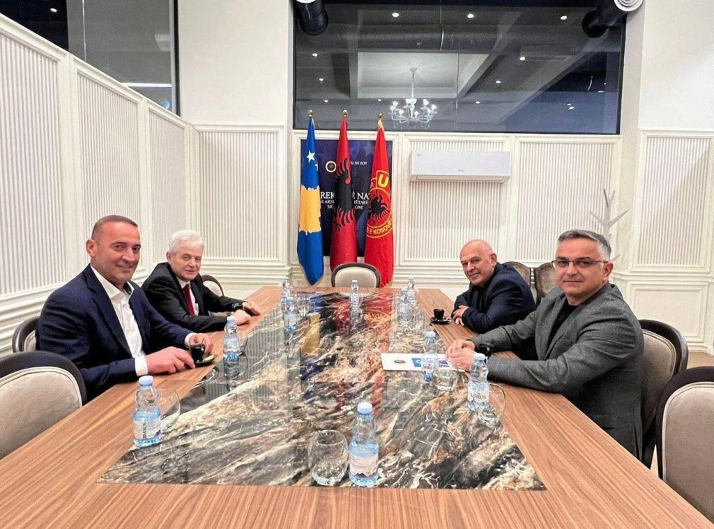 Ali Ahmeti uron kryetarin e ri të AAK  Ardian Gjini