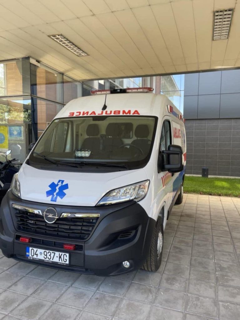 Familjarët u munduan ta ndihmonin me lift të improvizuar  faktikisht e mbytën 79 vjeçarin
