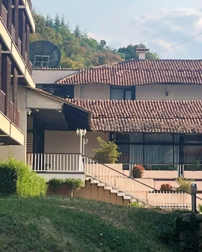Rrezik në hotelin  Desaret  në Peshtan  banorët dhe aktivistët kërkojnë reagim urgjent për çatinë e dëmtuar