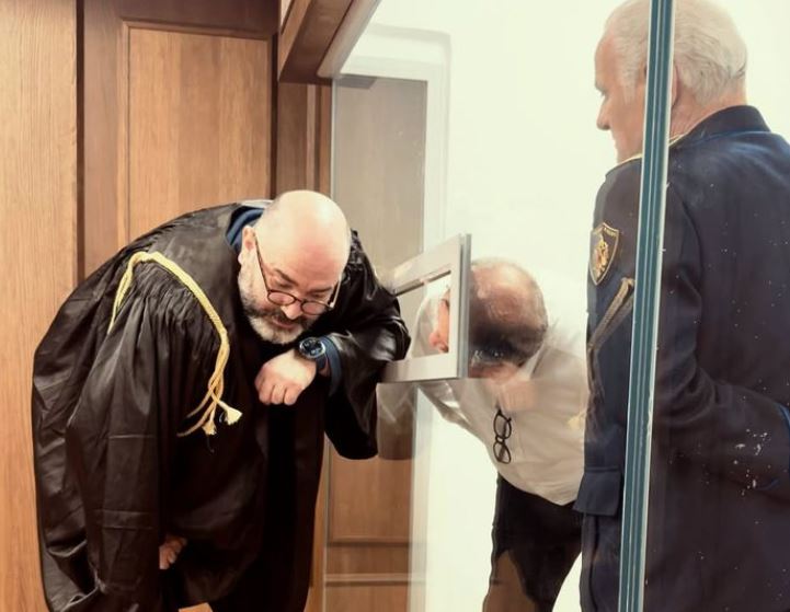 Ilir Beqaj nxirret nga kafazi i xhamit  ish ministri ulet bashkë me avokatin në gjykatë