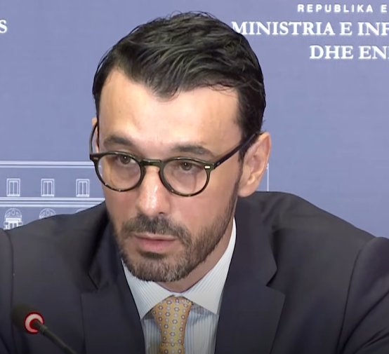 Ministri Enea Karakaçi i prerë  Nuk do lejojmë vonesën e aeroportit të Vlorës prej sherrit të ortakëve ndërtues