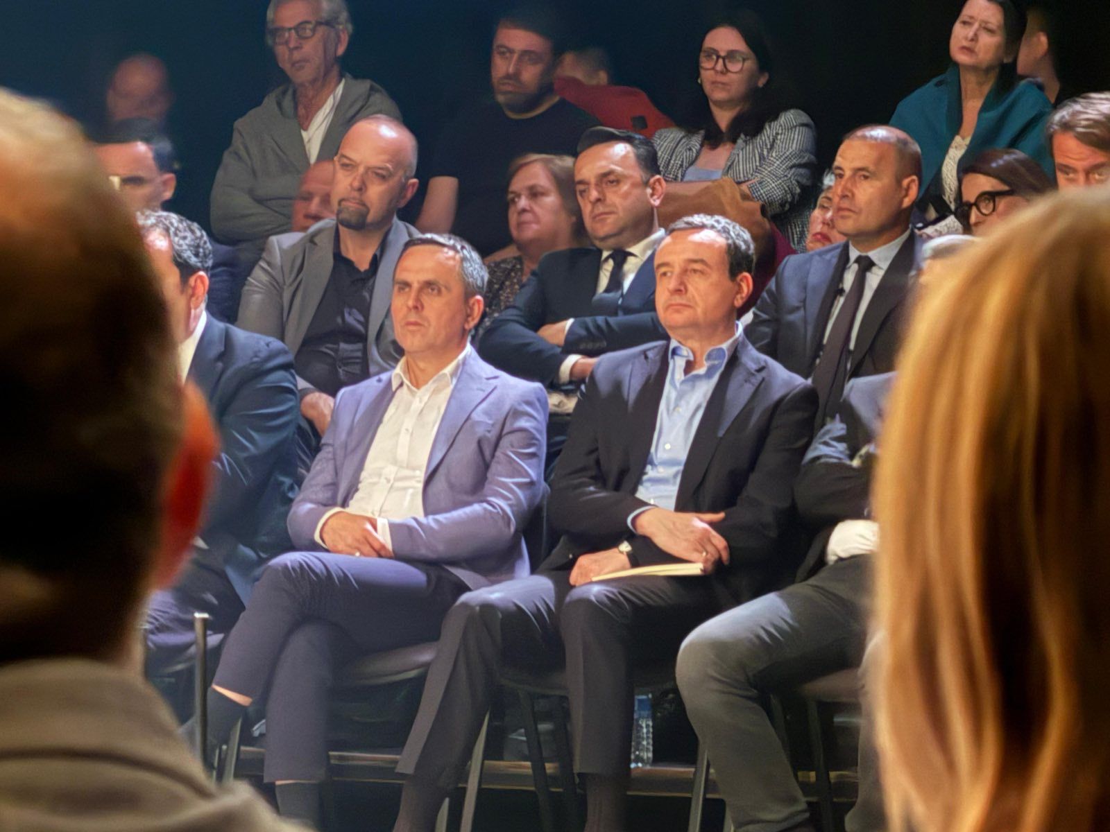 Bilall Kasami dhe Albin Kurti shijojnë shfaqjen “Përtej hekurave” në Shkup