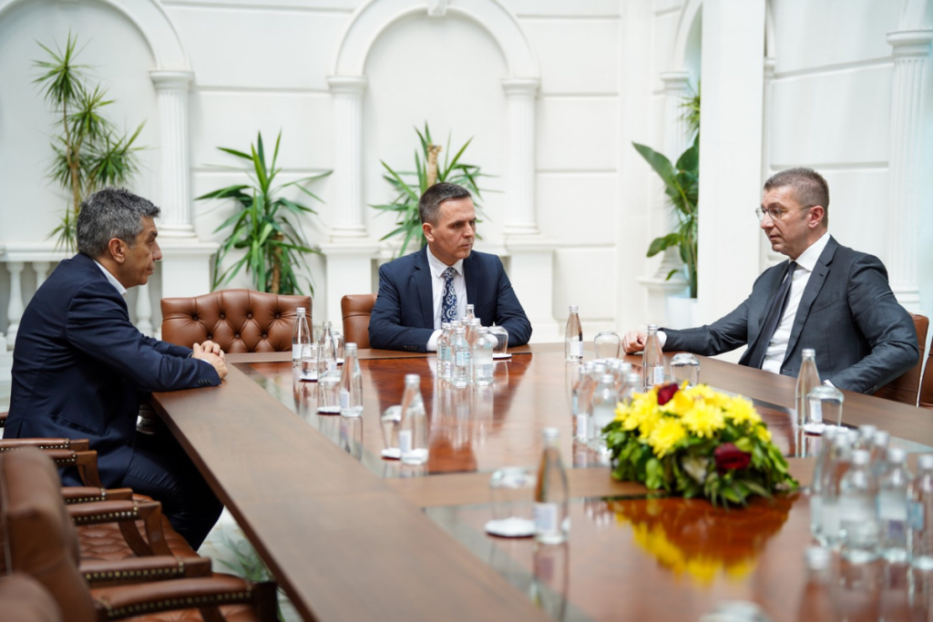 Mickoski zhvilloi takim me drejtuesit e VLEN it Kasamin dhe Mexhitin  U diskutua përdorimi i gjuhëve për provimin e jurisprudencës