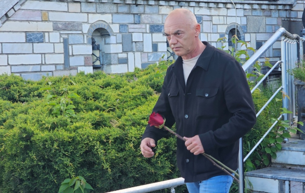 Brigada 112  Mujdin Aliu  bën homazhe në Pollog për 5 Majin  Hazbi Lika   Dëshmorët janë themeli i lirisë 