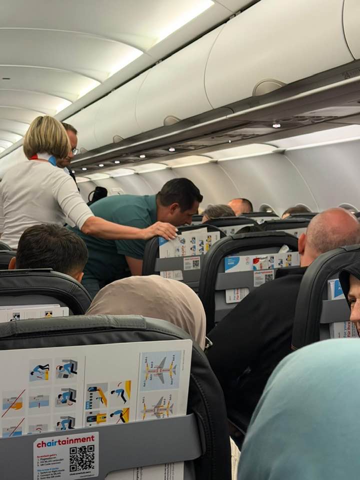 Humanizëm dhe reagim i shpejtë në aeroplan   Valbon Limani i del në ndihmë një udhëtari