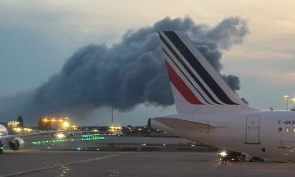 Zjarr i përmasave të mëdha pranë aeroportit  Charles de Gaulle  në Paris