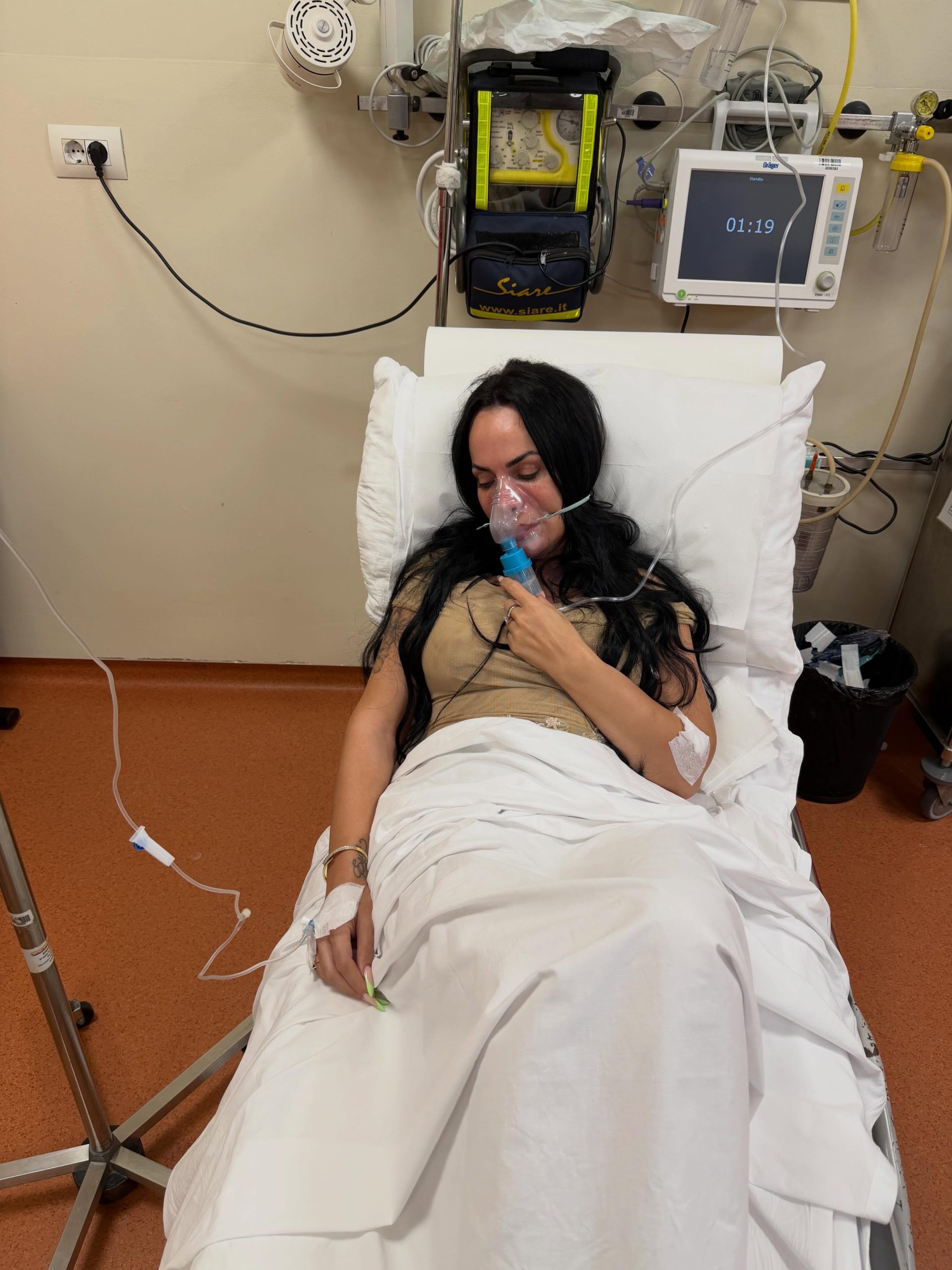 eli-malaj-perfundon-ne-spital-anulon-performancen