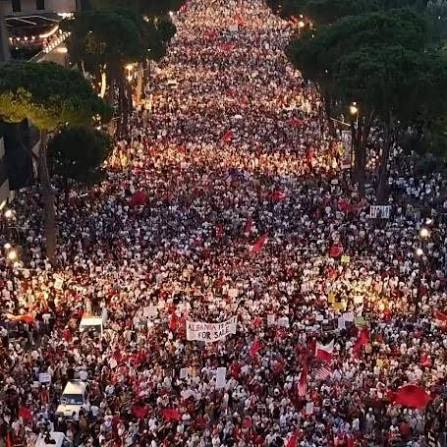 Protestuesit nisin rrethimin e Kryeministrisë  Sonte do ta gdhijmë këtu  Marshim gjithë natën
