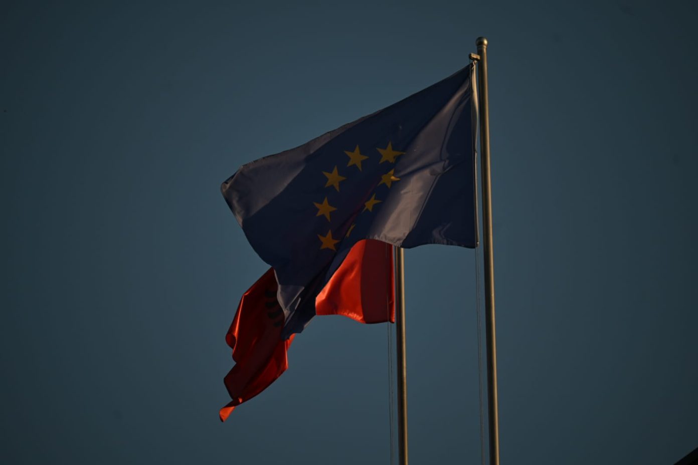 Anketimi i WeBalkans  77  e shqiptarëve nuk u besojnë partive politike