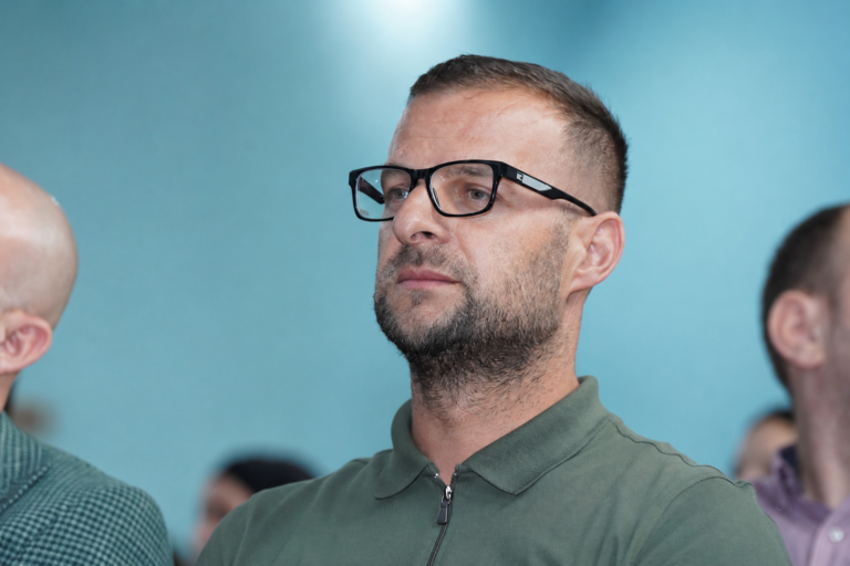 Punë edhe në fundjavë  Daut Memishi nis asfaltimin e rrugës në Dobrosht