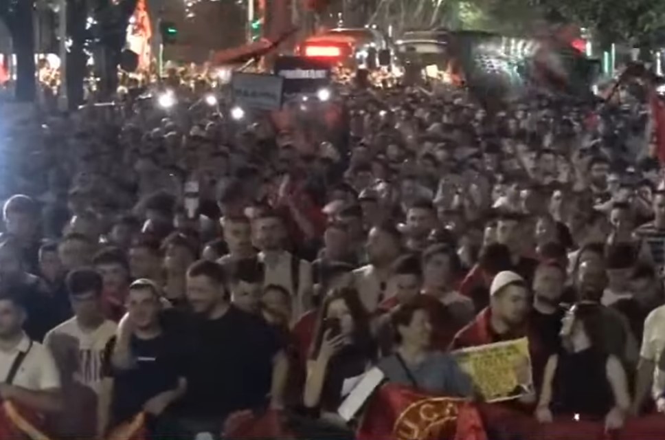 Tubim mbi 3 orë  Protestuesit vazhdojnë marshimin  Shqipëri e re  Edi Rama dorëhiqu 
