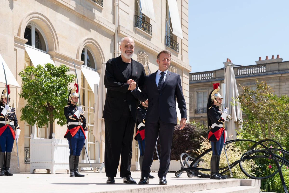 Ftesa e Macron për një drekë zyrtare  Rama mbi dy orë në Pallatin Elysee  reagon presidenti francez  Mbështesim Shqipërinë në rrugën drejt BE