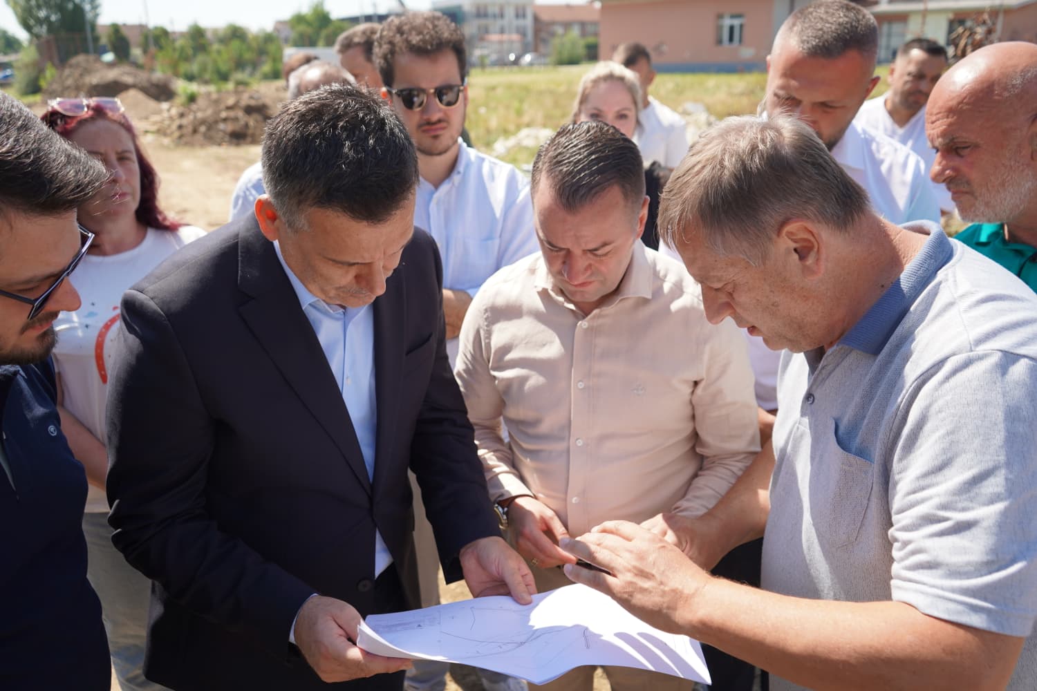 Ministri Hoxha në terren në Hasanbeg  Në vijim e sipër realizimi i një projekti të rëndësishëm për rregullimin e kanalit