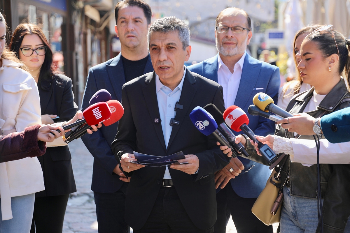 Vendkalimi ilegal në Bit Pazar  Mexhiti  Ose vendosim semafor  ose e prishim urën për ta rregulluar vendkalimin
