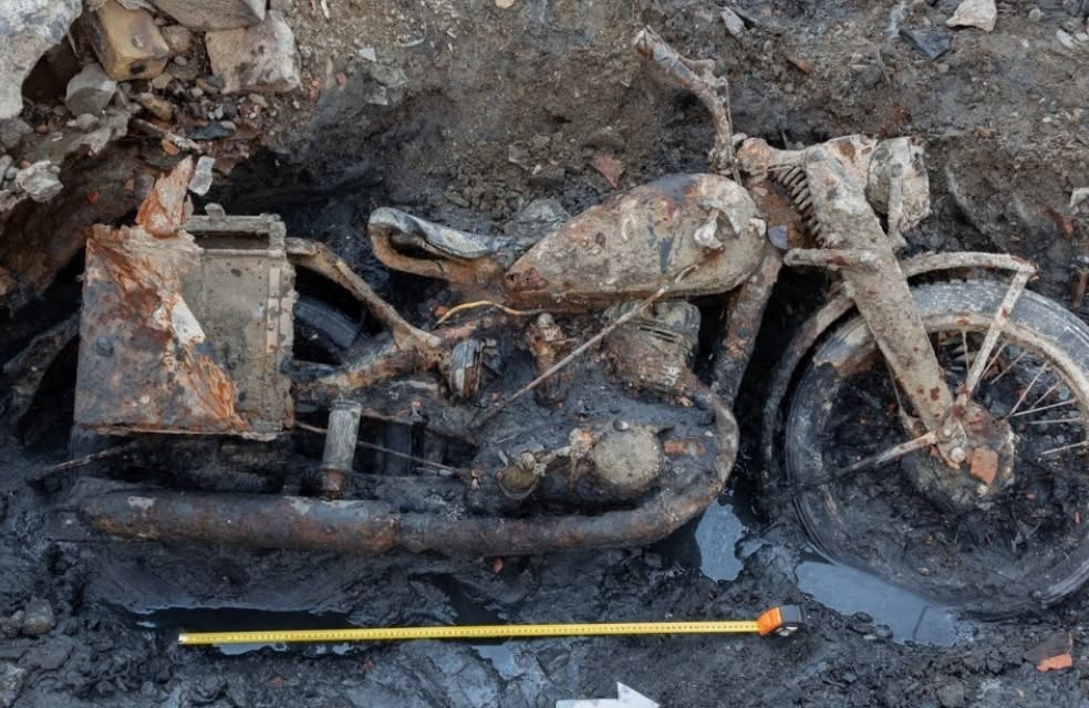 Niveli ekstremisht i ulët i Danubit zbulon një skenë historike dhe të rrezikshme në qendër të Budapestit