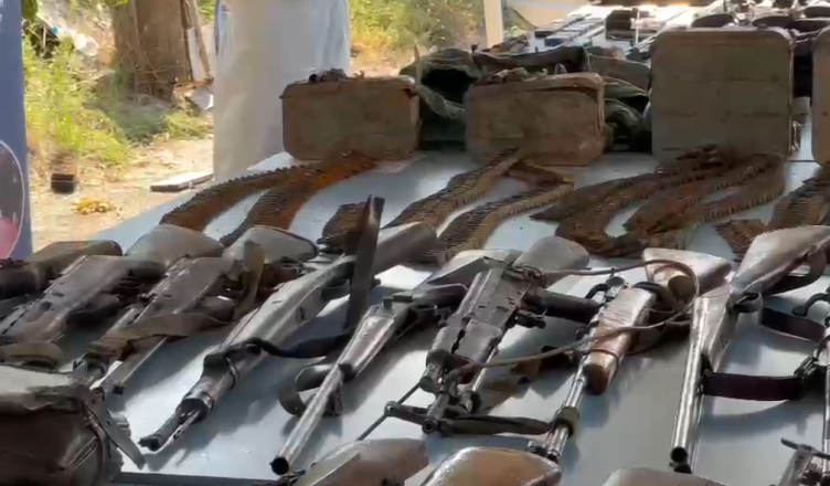 Zbulohet arsenal armësh në Kosovë, policia gjen pushkë, automatikë, municione dhe uniforma ushtarake