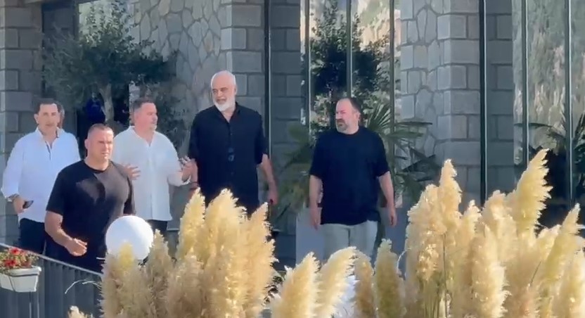 Plas në mbledhjen e Ramës në Kuç, kryeministri përzë kryebashkiaken, i pari i Poliçanit braktis takimin