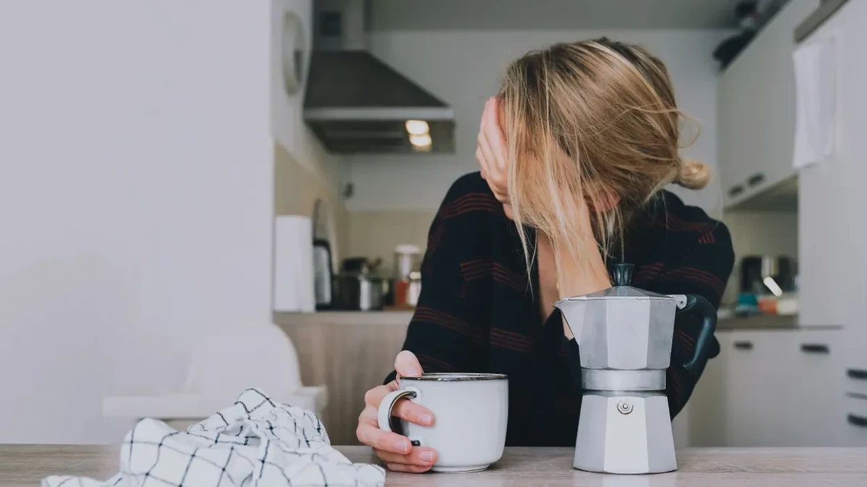 Ju dhemb koka dhe menjëherë bëni kafe  A është zgjidhje e mirë apo mund ta përkeqësojë problemin 