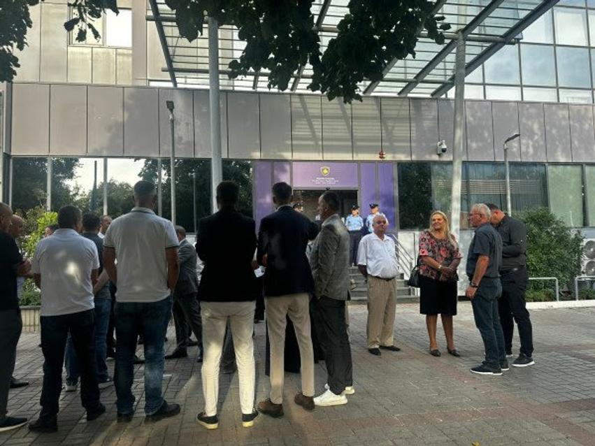 Protesta e PDK së dhe Aleancës vijon para ndërtesës së Qeverisë