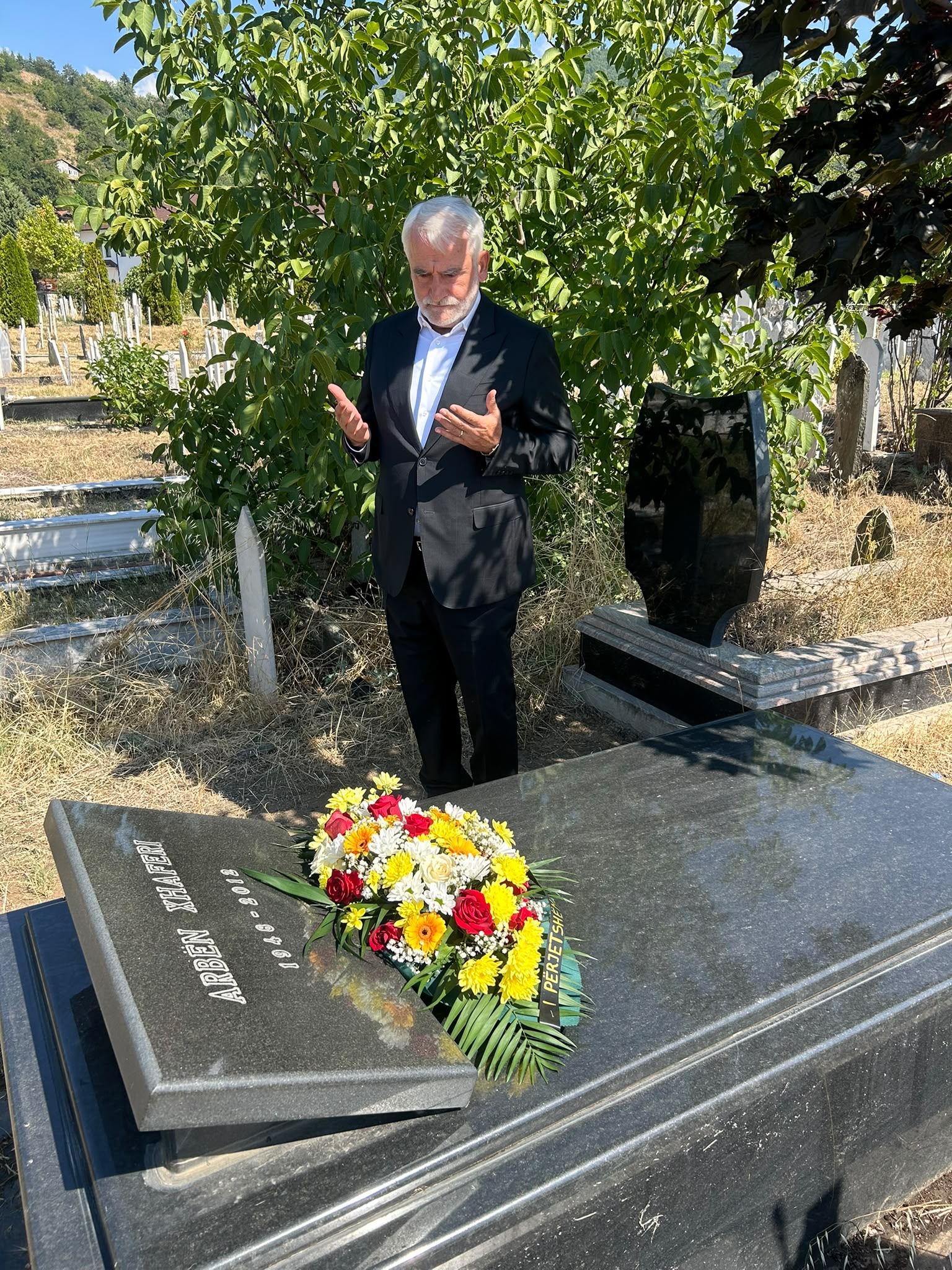 Thaçi përkujton Arben Xhaferin në 14 vjetorin e ndarjes nga jeta