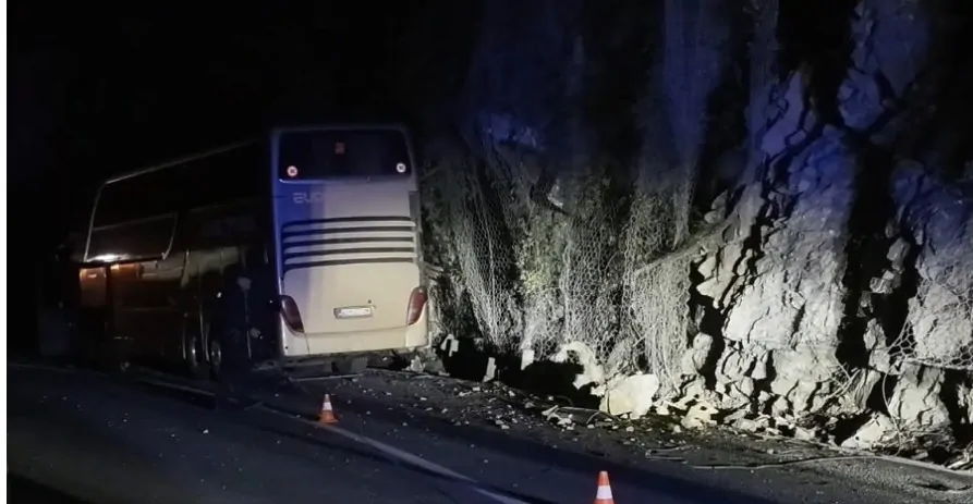 Aksident i rëndë në Malin e Zi: Autobusi me 90 nxënës përplaset me shkëmbin teksa shmangte shkëputjen e gurëve