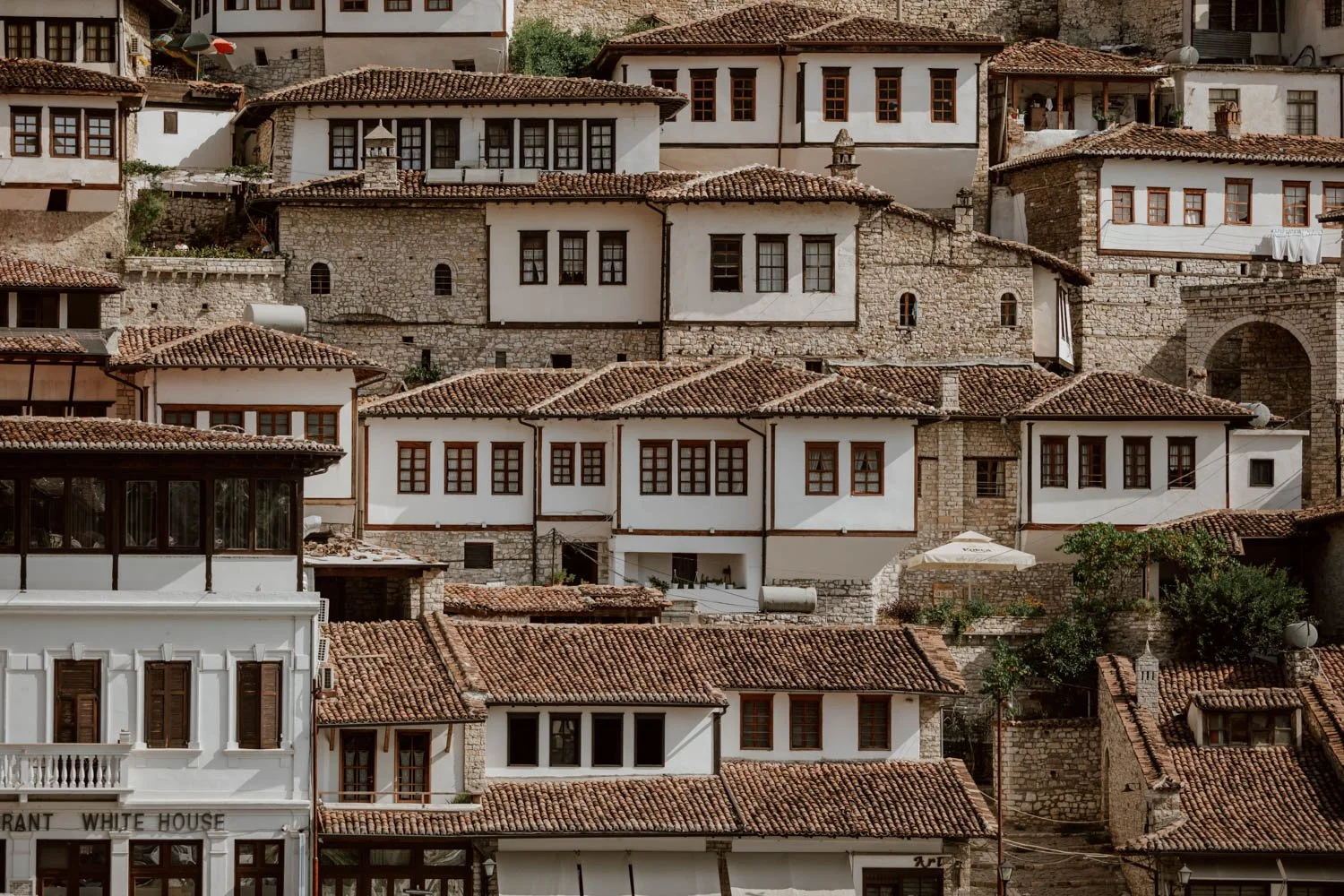 Ndërtimet dhe kaosi  largojnë  turistët nga bregdeti  Ja çfarë po i tërheq vizitorët drejt vendit tonë