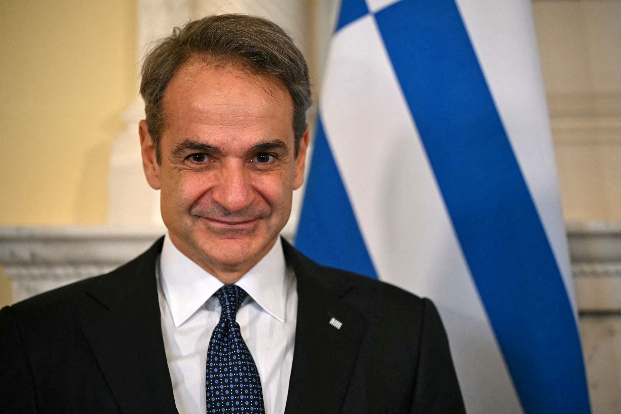 Përfitojnë edhe emigrantët shqiptarë  Greqia me paketë të re masash  ulje taksash  400 euro për pensionistët dhe pagë minimale 1 000 €
