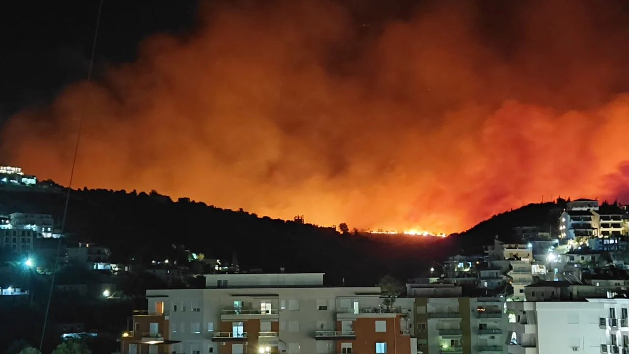 VIDEO  Pamje apokaliptike nga Himara  nata e tmerrit nën pushtetin e flakëve