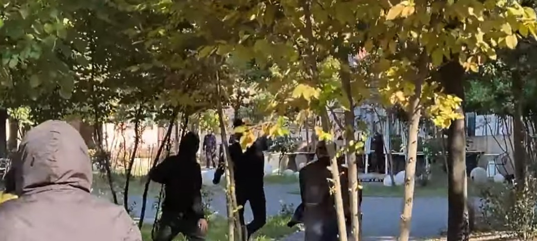 Protestuesit qëllojnë me gurë selinë e PS, thyejnë derën kryesore