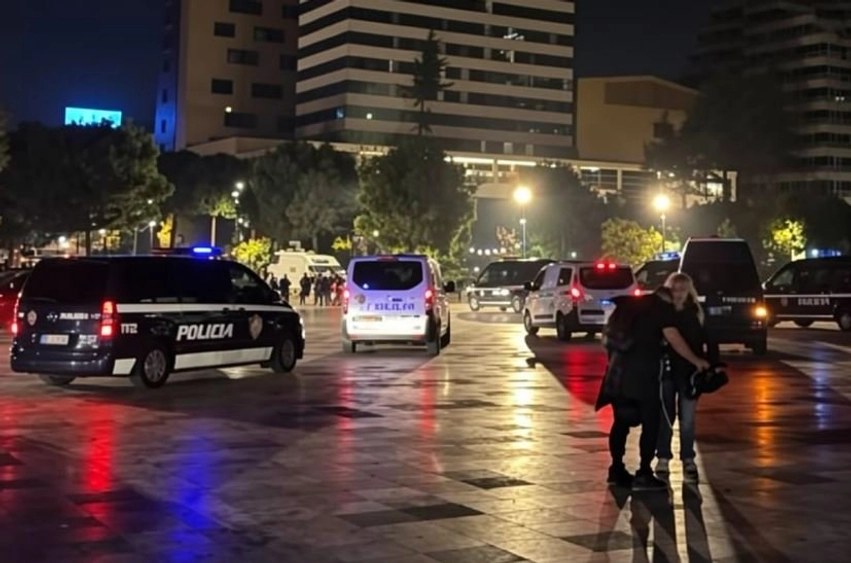 Automjetet e policisë futen në sheshin  Skëndërbej   protestuesit marshim në rrugët e Tiranës