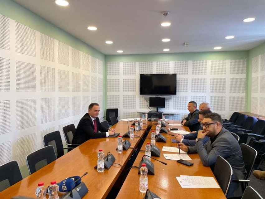 Drejtori i AKI-së, Petrit Ajeti, raporton para deputetëve me dyer të mbyllura