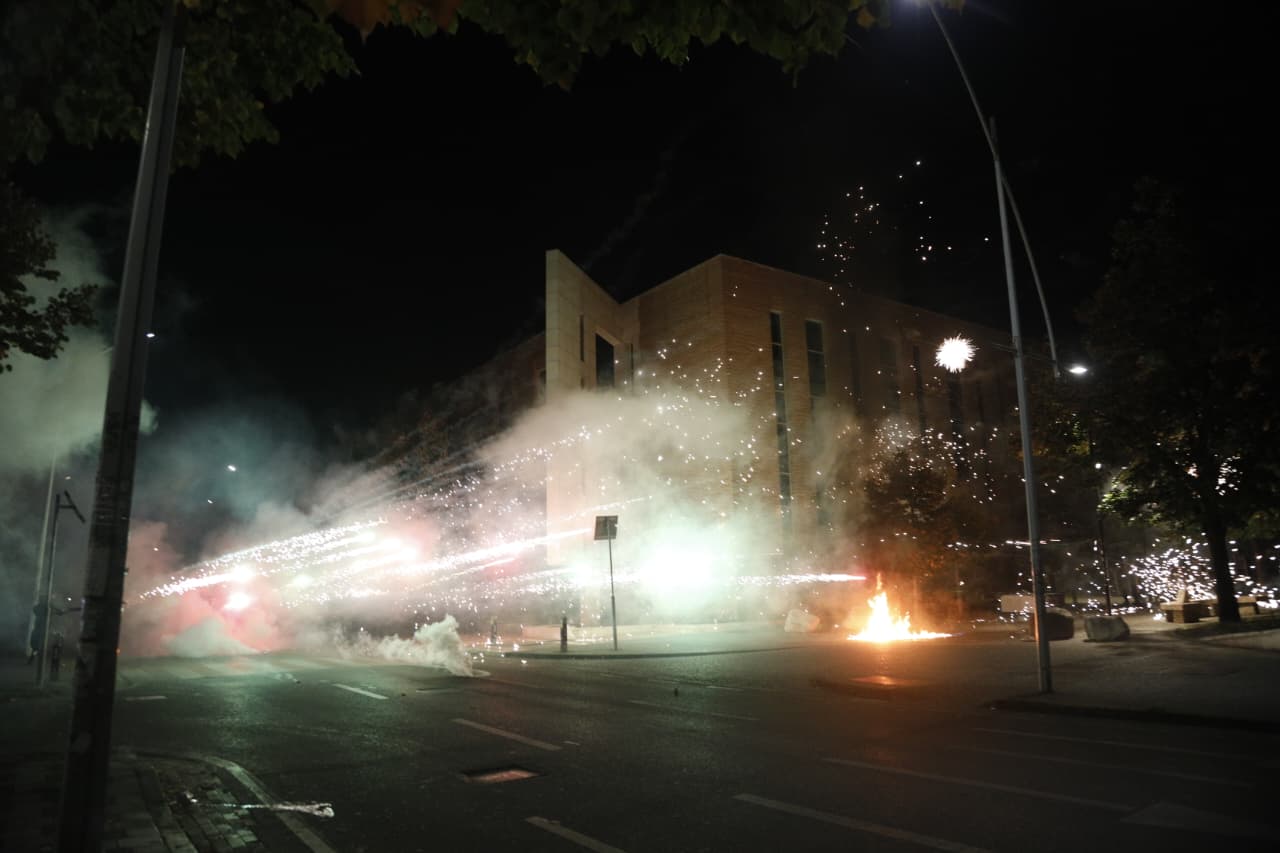 Fishekzjarrë drejt selisë së PS së  protestuesit grumbullohen pranë Bankës së Shqipërisë