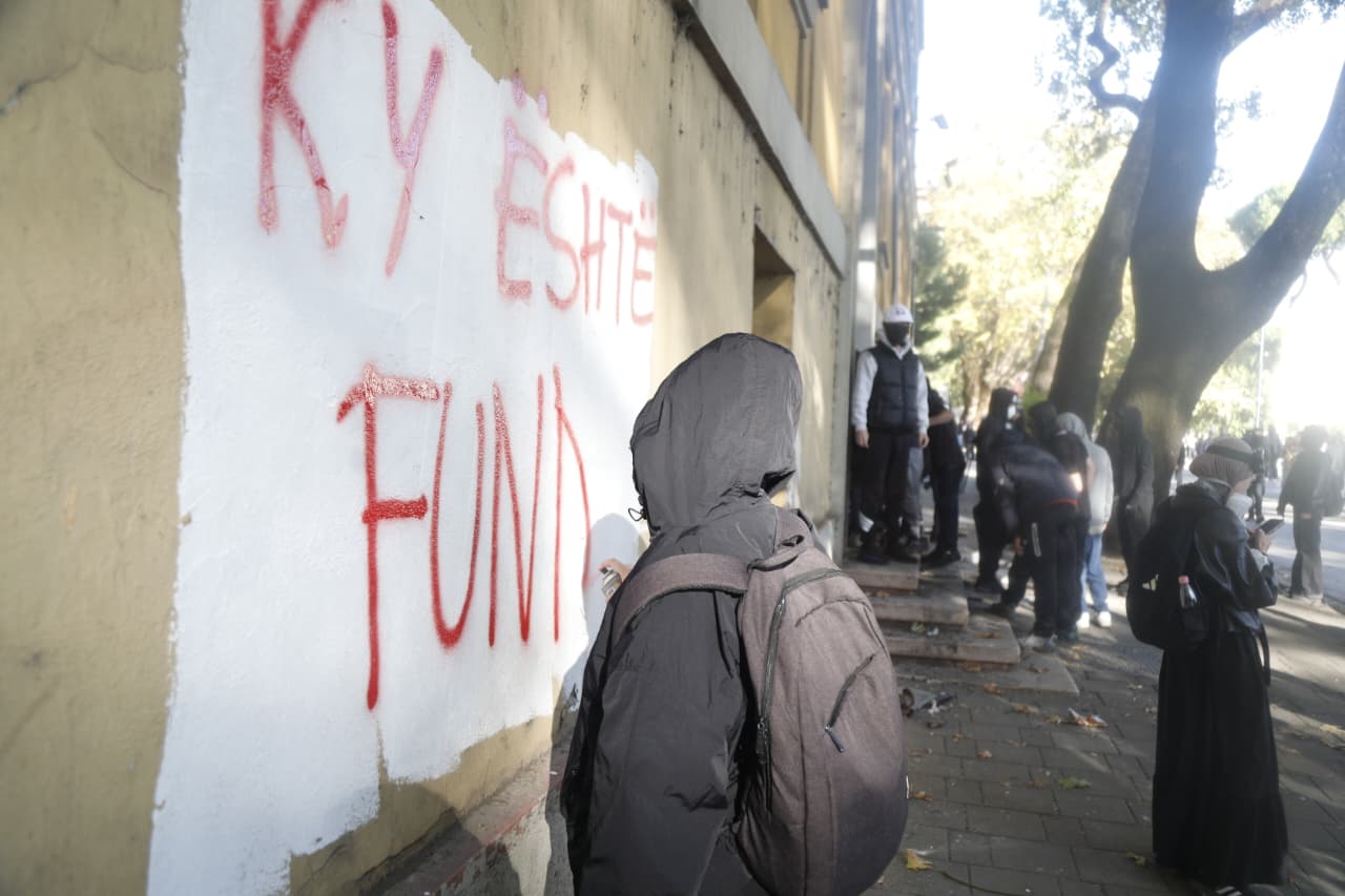 FOTO  Grafitet e protestës  të rinjtë shkruajnë mesazhe për Ramën