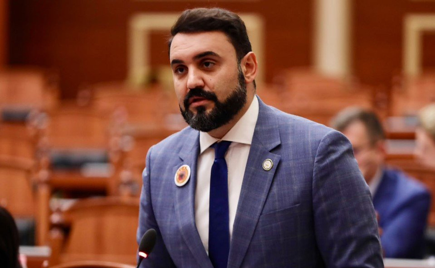  Kryeministri më i korruptuar në Europë   Këlliçi poston foton  Pse Rama nuk e sheh këtë plagë në fytyrën e pedagogut 