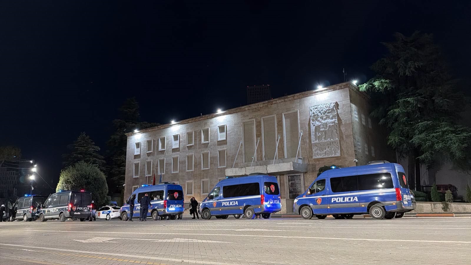Protesta në Tiranë  arrestohen 23 persona  13 procedohen penalisht dhe 30 shpallen në kërkim